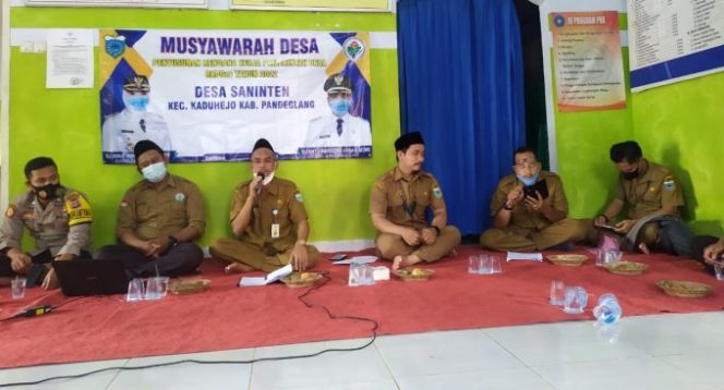 
					Bhabinkamtibmas Desa Saninten Polres Pandeglang Hadiri Acara Musdes Pastikan Kegiatan Berjalan Lancar