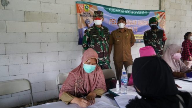 
					Danrem 061/SK Bersama Jajarannya Tinjau Langsung Pelaksanaan Vaksinasi di Desa Sukamahi Megamendung Bogor