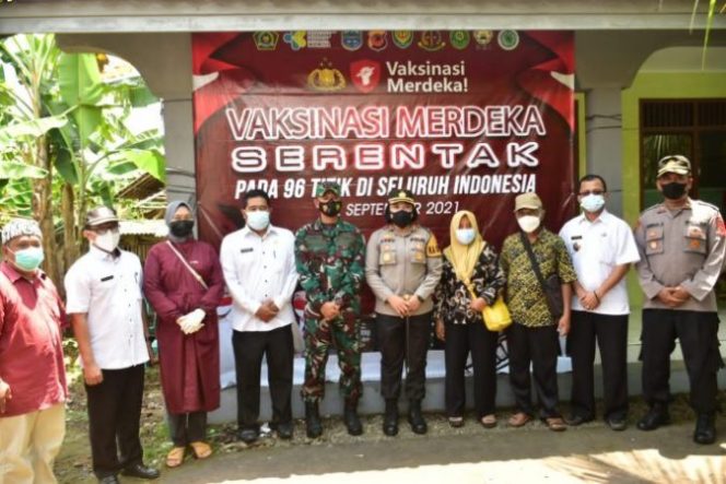 
					Kapolres Banjar Bersama Dandim 0613/Ciamis Tinjau Pelaksanaan Vaksinasi Merdeka Serentak di Pataruman Kota Banjar