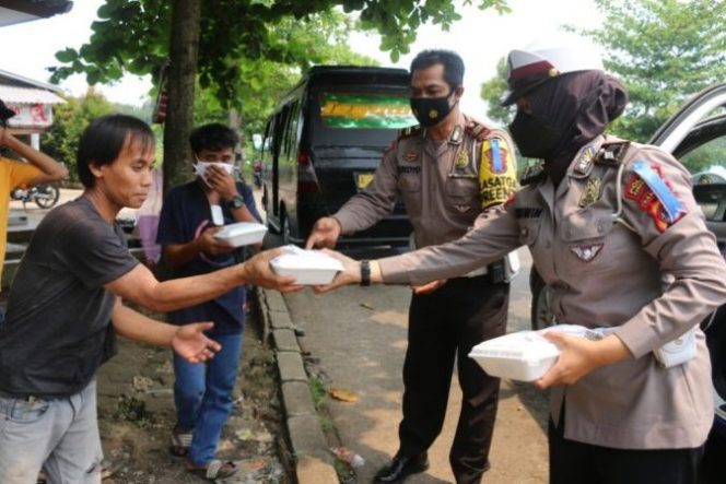
					Jalankan Program Kapolda Banten, Sat Lantas Polres Pandeglang Bagikan Makanan Gratis