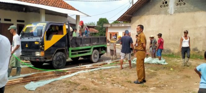 
					Antusias, Warga Masyarakat Bersama Pemdes Putatnutug Bangun Betonisasi Jalan Desa
