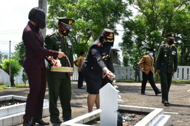 
					Dalam Memelihara Sinergitas TNI-Polri, Kapolres Banjar Menghadiri Ziarah di TMP Dalam Rangka HUT TNI Ke-76