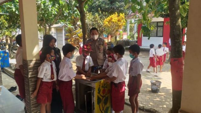 
					Optimalkan Upaya Pencegahan Virus Covid 19, Bhabinkamtibmas Polsek Pagelaran Sambangi Sesekolah