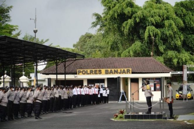 
					Kapolres Banjar Pimpin Apel Jam Pimpinan Dengan Diikuti Personel Polres Banjar