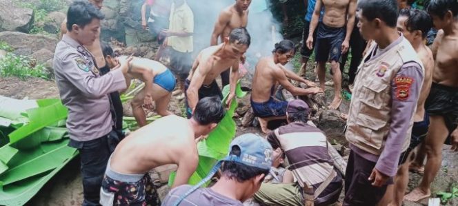 
					Polis Dibantu Warga Evakuasi Korban Tenggelam Di Tanjung Raja