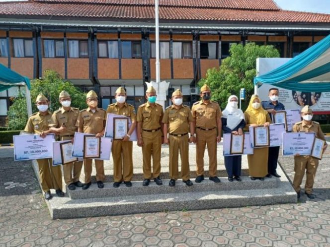 
					Bupati Garut Berikan Piagam Penghargaan Kepada ASN Berprestasi Kategori Inovatif dan Teladan