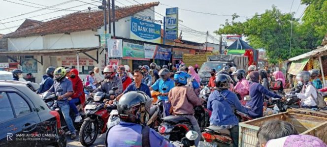 
					Simpang Lurah Macet, Polsek Depok Kab. Cirebon Gelar Giat Pengaturan Lalulintas