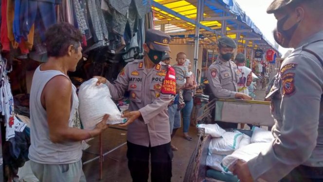 
					Pedagang Pasar Junjang Arjawinangun Bersyukur Terima Bantuan Beras dari Polresta Cirebon