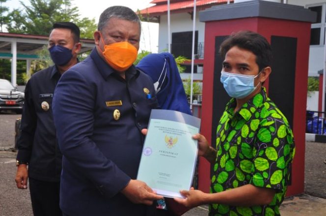 
					Secara Simbolis, Kantor Pertanahan Beltim Serahkan 70 Sertifikat Tanah Melalui Program PTSL