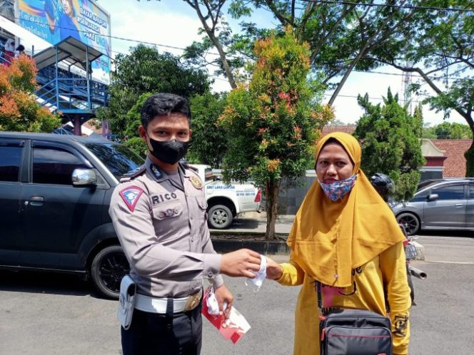 
					Jelang Nataru 2022, Satlantas Polres Ciamis Sosialisasikan Penerapan PPKM Level 3 Serentak di Jawa-Bali
