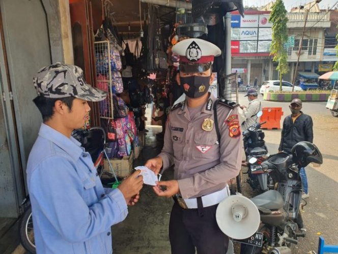 
					Satlantas Polres Ciamis Sosialisasi Penerapan PPKM Level 3 Menjelang Natal Dan Tahun Baru