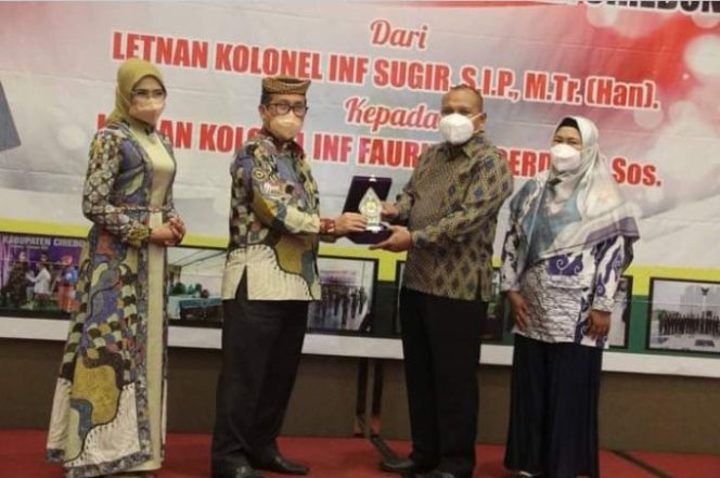 
					Bupati Drs H. Imron Hadiri Pelepasan Dandim 0620 Kabupaten Cirebon Dari Letkol Inf Sugir Kepada Letkol Inf Faurizal Noerdin, S Sos