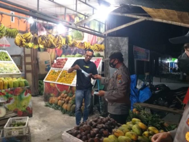 
					Personil Polres Asahan Berikan Imbauan Protokol Kesehatan di Pajak Pagi Desa Aek Songsongan