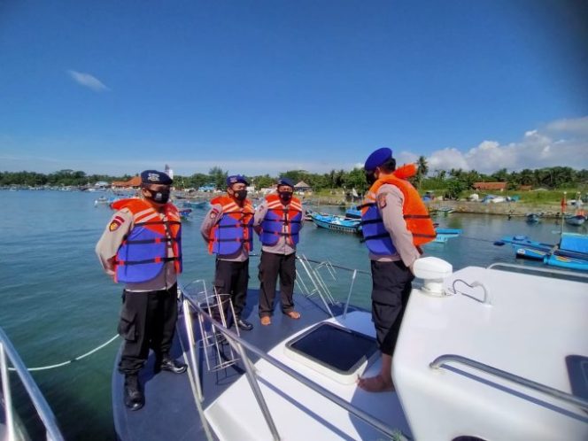 
					Anggota Sat Pol Air Lakukan Patroli Pengaman di Kawasan Perairan Pangandaran Jawa Barat