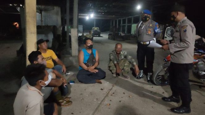 
					Personil Polres Asahan Berikan Himbauan Percepatan Vaksinasi Nasional
