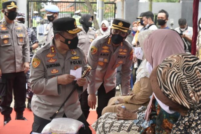 Kapolda Jabar Berikan Reward kepada Bhabinkamtibmas Desa Leuwidingding