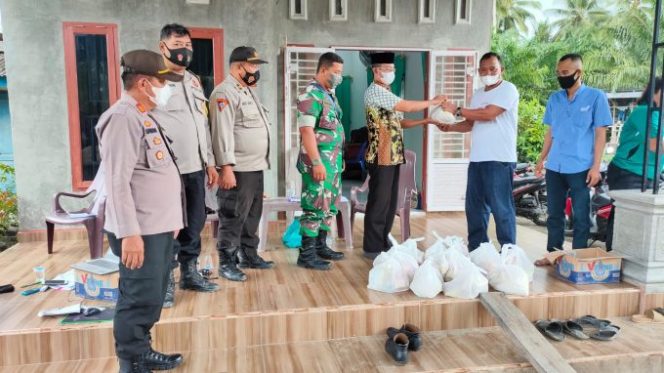 
					Polsek Sei Kepayang Bagikan Sembako Kepada Warga yang di Vaksinasi dari Kapolres Asahan