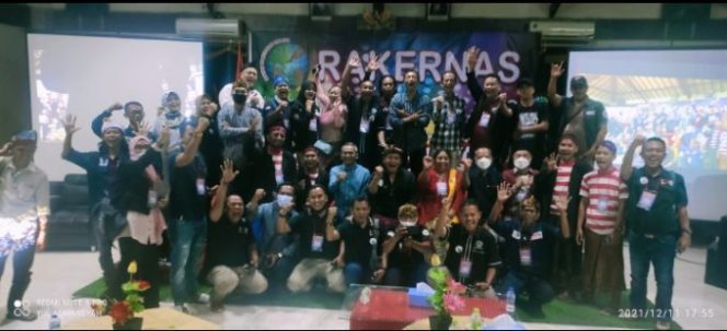 
					RAKERNAS IWO Di Bogor, Ketua PW IWO Kaltim Sematkan Kalung Manik Serawak ke Ketua PD IWO Lampura