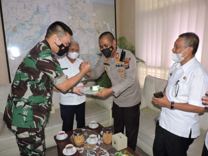 
					HUT TNI AD Ke 76, Kapolres Asahan Bersama Forkopimda Beri Kejutan Pada Dandim