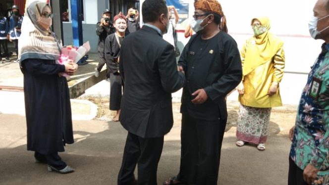 
					Lepas Sambut Kepsek SMK Negeri 1 Gunung Sidur Dari Fajarsyah Alam Kepada Yonal Herdian