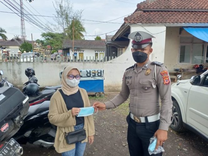
					Satlantas Polres Ciamis Sosialisasikan Penerapan PPKM Level 2