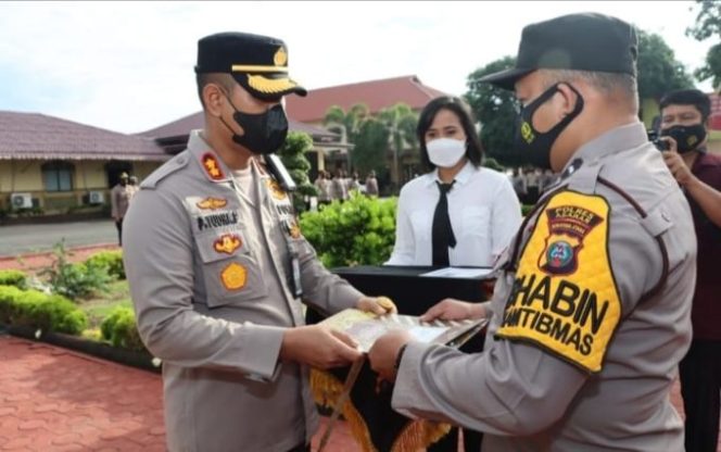 
					Kapolres Asahan Berikan Piagam Penghargaan kepada Personil Bhabinkamtibmas Berprestasi