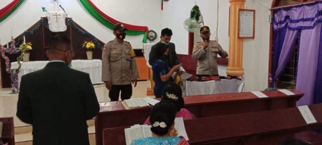 
					PAM Ibadah Malam Natal, Polsek Prapat Janji Sampaikan Pesan Protokol Kesehatan kepada Jemaat Gereja Oikumene PTPN III