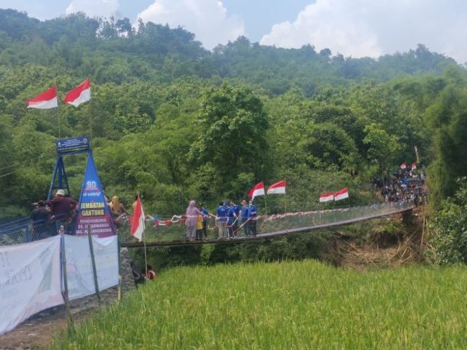 
					Jembatan Gantung Penghubung Dua Wilayah Diresmikan Oleh Pembina VRI Letjen TNI AM Putranto