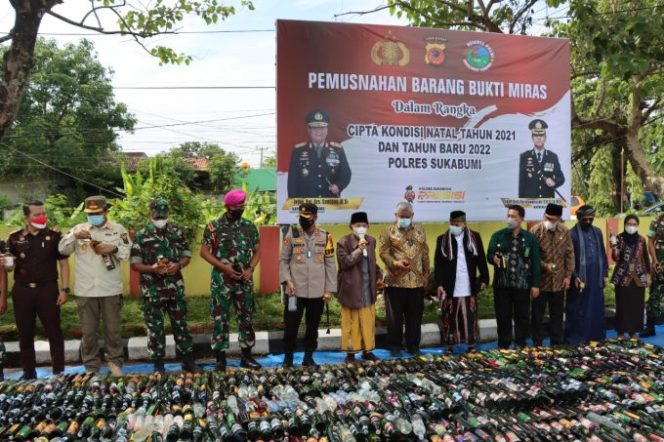 
					Polres Sukabumi Musnahkan Ribuan Botol Miras Ilegal