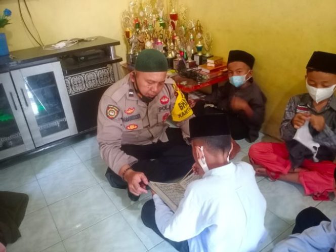 
					Anggota Bhabinkamtibmas Polres Asahan Ajarkan Anak anak Mengaji di Dusun III Desa Meranti