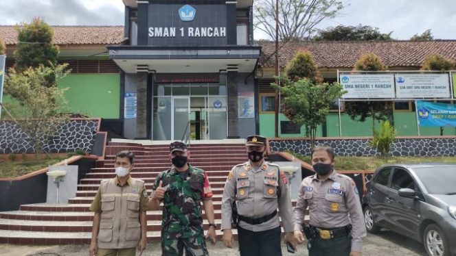 
					Hari Pertama Pembelajaran Tatap Muka (PTM) 100 Persen Di Wilayah Kabupaten Ciamis Dipastikan Berjalan Lancar dan Kondusif