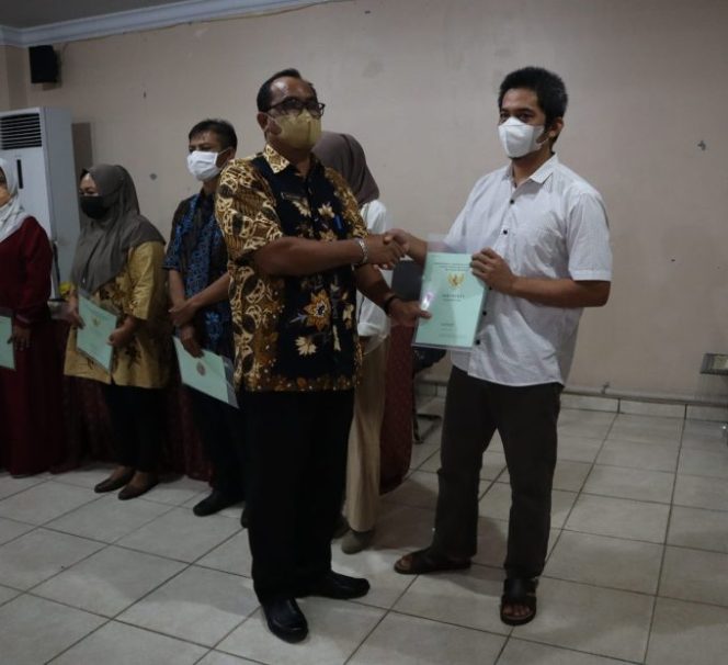 
					Secara Simbolis, Tiga Puluh UKM Beltim Dapat Sertifikat Tanah
