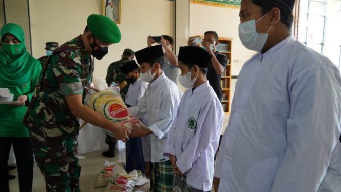 
					Jumat Berkah, Danrem 061/SK Salurkan Tali Asih Pada 300 Santri Di Pondok Pesantren As-Salaffiah Al-Karimah