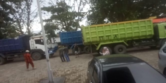 
					Langgar Perbup Nomor 120, Puluhan Mobil Truk Tambang Diputar Balik Arah