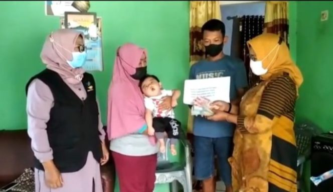 
					Ketua LKS Alamanda Roswati Serahkan Bantuan Pada Keluarga Ghaisan