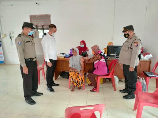 
					Dukung Program Pemerintah, Kanit Tipiter Polres Asahan Ajak Warga Lansia Ikut Vaksin