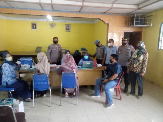 
					SEPERTI GASINGAN BERKELILING KESANA KESINI, KAPOLSEK INDRAPURA PANTAU PELAKSANAAN VAKSINASI