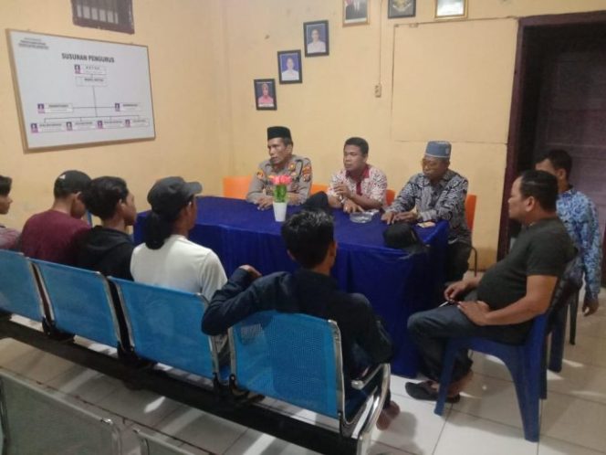 
					Kapolsek Labuhan Ruku Melaksanakan Mediasi Penyelesaian Masalah Warga Dengan Cara Problem Solving