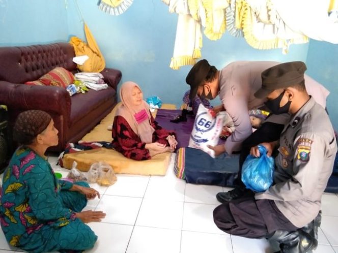
					Bintara Noken Polri dan Binmas Polres Batu Bara Berikan Bantuan Sembako ke Warga