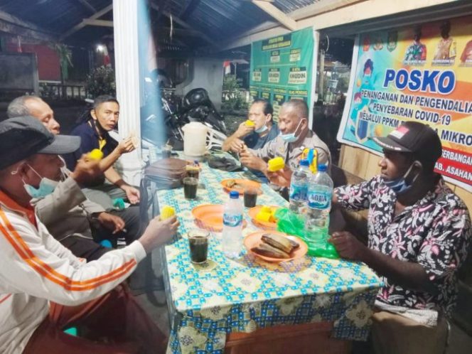 
					Patroli Pos Kamling PPKM, Polsek Air Joman Sampaikan Pesan Kamtibmas kepada Petugas Pos