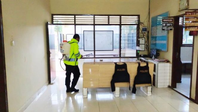 
					Cegah Penularan Virus Covid 19, Personel Polsek Prapat Janji Lakukan Penyemprotan Disinfektan