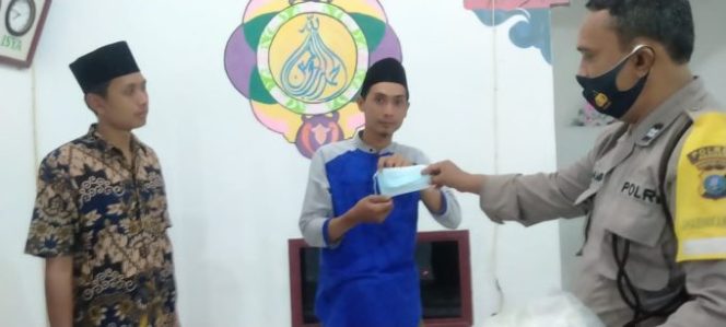 
					Gasuling Damas Personel Polsek Bandar Pulau Bagikan Masker ke Jamaah Mesjid Muhajirin
