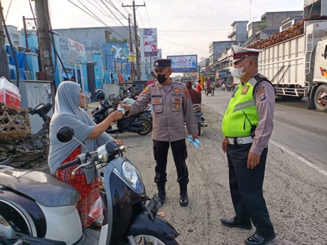 
					Personel Satlantas Polres Batu Bara Bagikan Masker kepada Masyarakat
