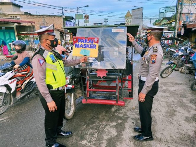 
					Sat Lantas Polres Tanjungbalai himbau Warga dengan Menempelkan Stiker “AYO PAKAI MASKER”