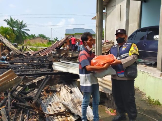
					Kapolsek Lima Puluh Prihatin Dan Berikan Bansos Kepada Korban Kebakaran