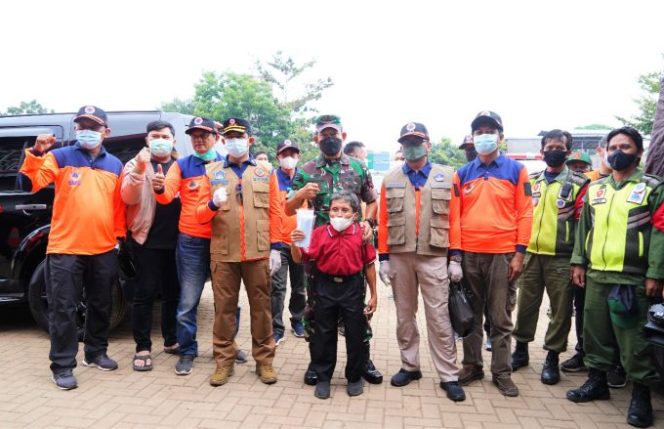
					Kasdam III/Slw Dampingi Kepala BNPB Pantau Penerapan Protokol Kesehatan Dan Pembagian Masker