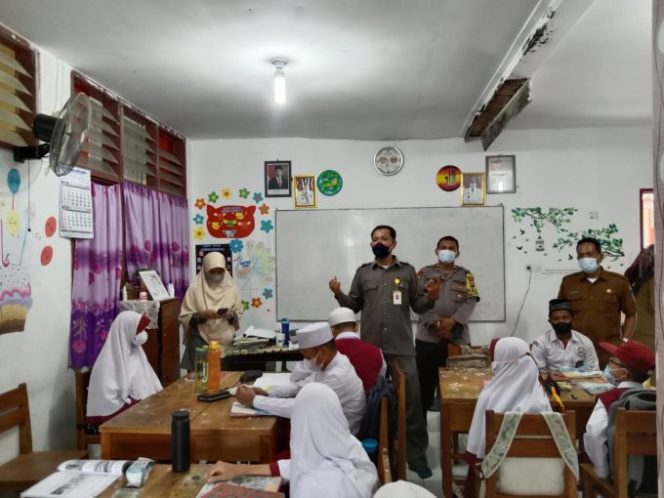 
					Bhabinkamtibmas Polsek Indrapura Giatkan Posko PPKM