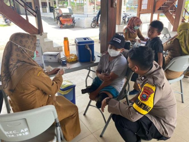 
					Bhabinkamtibmas Polsek Indrapura Melaksanakan Pengamanan Warga Untuk Divaksin