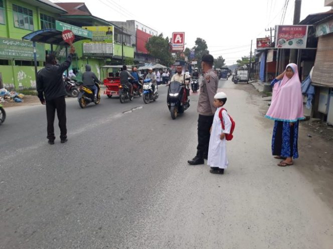 
					Gelar Strong Poin, Seluruh Personil Polres Tanjungbalai Turun Kejalan Gatur Arus Lalulintas Kendaraan