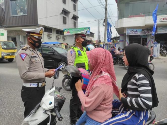 
					Operasi Yustisi, Personel Polres Asahan Bagikan Masker dan Beri Teguran Lisan Kepada 32 Orang Tidak Patuh Prokes